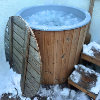 Eistonne Eisfass Eisbaden im Winter mit in gefrorenem Wasser Eiswasser Schnee Eisblöcke Eiskristalle Holzfass Eisbaden in hikipuu Eistonne talviky